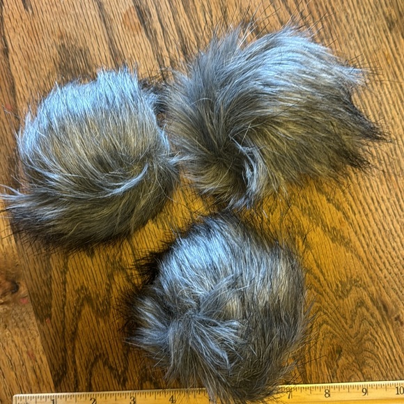 Smartwool Pom Poms from hat beanie grey faux Fur knitting accessory NEW SET OF 3 - Picture 1 of 4